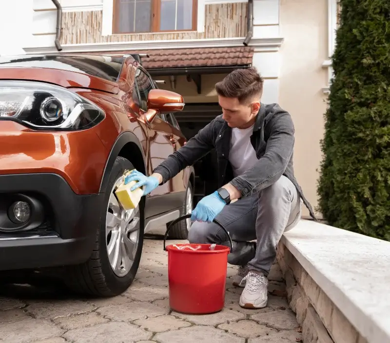 Lavage auto à domicile Val-d'Auzon : professionnel intervenant sur un véhicule